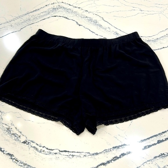 Forever 21 Plus Size Black Rayon Elastic Waist Shorts with Lace Hem sz.2X - Picture 1 of 5